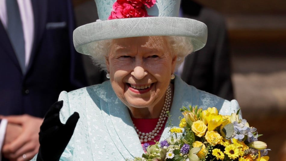 Долните гащи на кралица Елизабет лъснаха! Шокиращи СНИМКИ