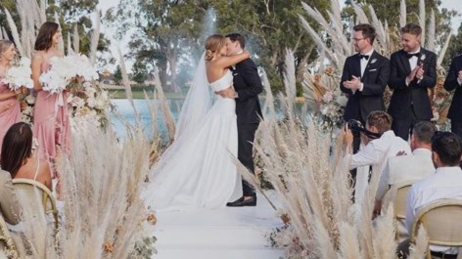 Младоженка взриви мрежата с провокативната си булчинска рокля СНИМКИ
