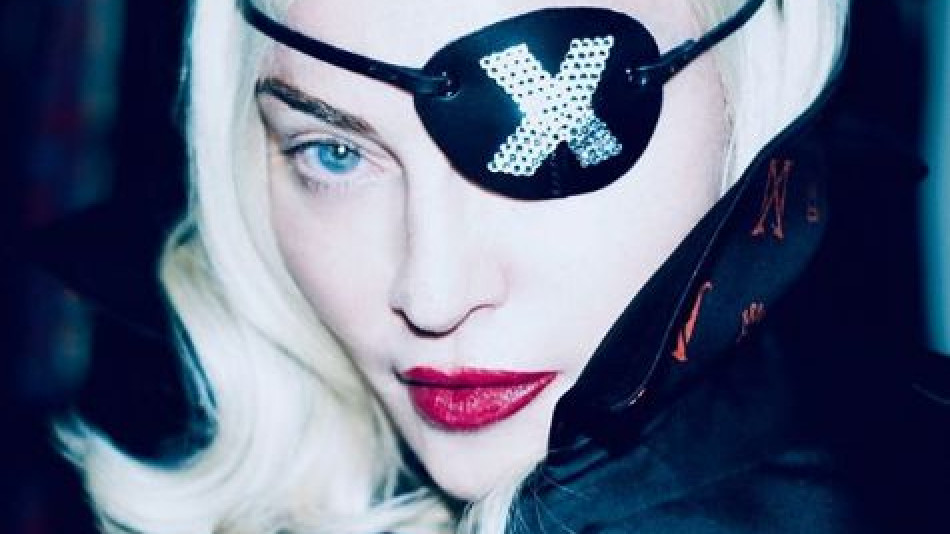 Мадона показа, че не се страхува от нищо и полугола нагази в... ВИДЕО