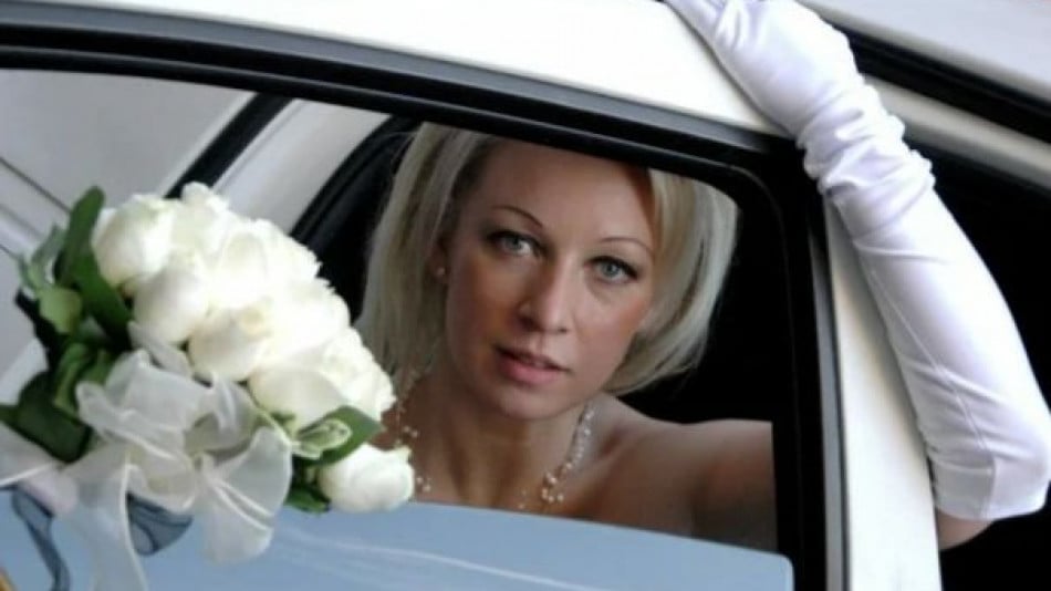 В минижуп до бикините: Истинските сензационни СНИМКИ от сватбата на Мария Захарова