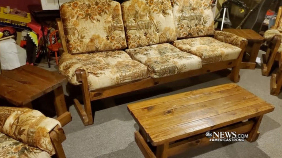 Мъж си купи стар диван, откри нещо шокиращо в него