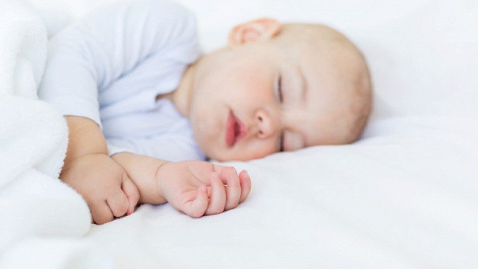 Майка измисли уникален трик, за да приспи бебето си за секунди ВИДЕО