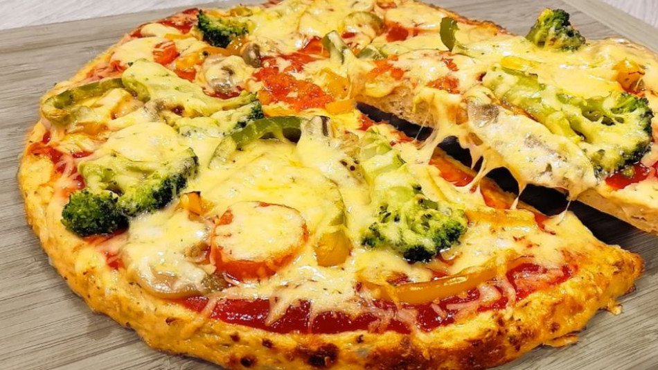 Нон стоп хапваме от тази пица - вкусна, сочна и без грам брашно!
