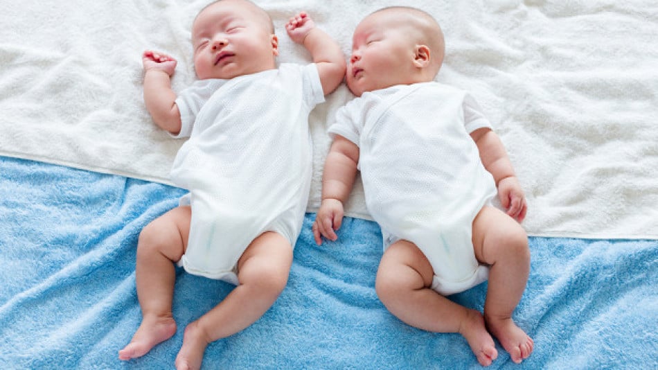 Жена роди близнаци, бащата видя документите на едното бебе и ги напусна веднага