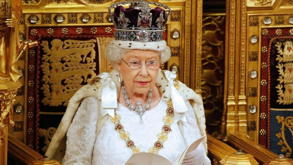 Тази СНИМКА на Елизабет II подпали скандал на Острова