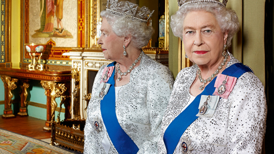 Как Елизабет II изпращаше тайни сигнали с чантата си
