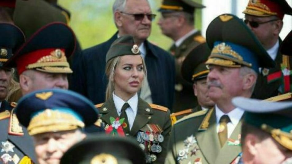 Тази красавица в униформа и куп медали на VIP трибуната на парада в Минск смая всички СНИМКИ