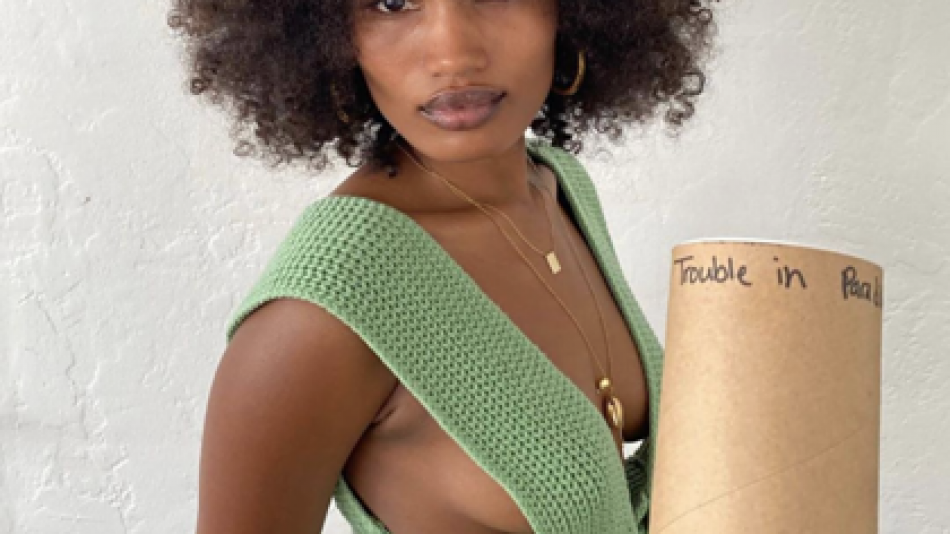 Интересна модна тенденция: Плетен шал върху голи гърди СНИМКИ
