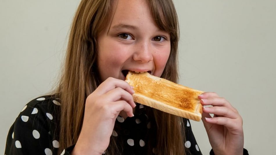 Малко момиче се храни само с чипс и препечен хляб повече от 8 години заради...