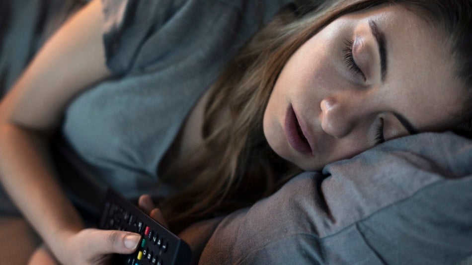 Ето защо заспиването пред телевизора е лоша и изключително опасна идея