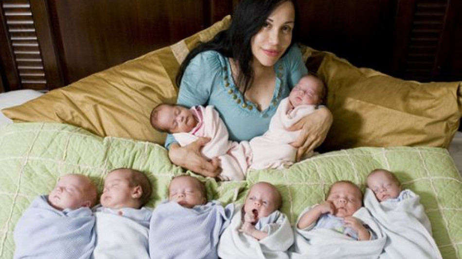 Ето какво се случва с първата майка на осемзнаци и бебетата й 11 години по-късно СНИМКИ