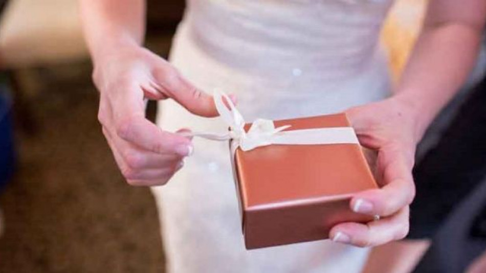 Булка отвори пред гостите подаръка на свекърва си,  зашлеви младоженеца и избяга от сватбата