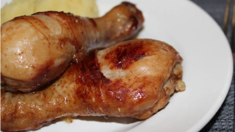 Без дълго стоене пред печката: Тайната за вкусни пилешки бутчета