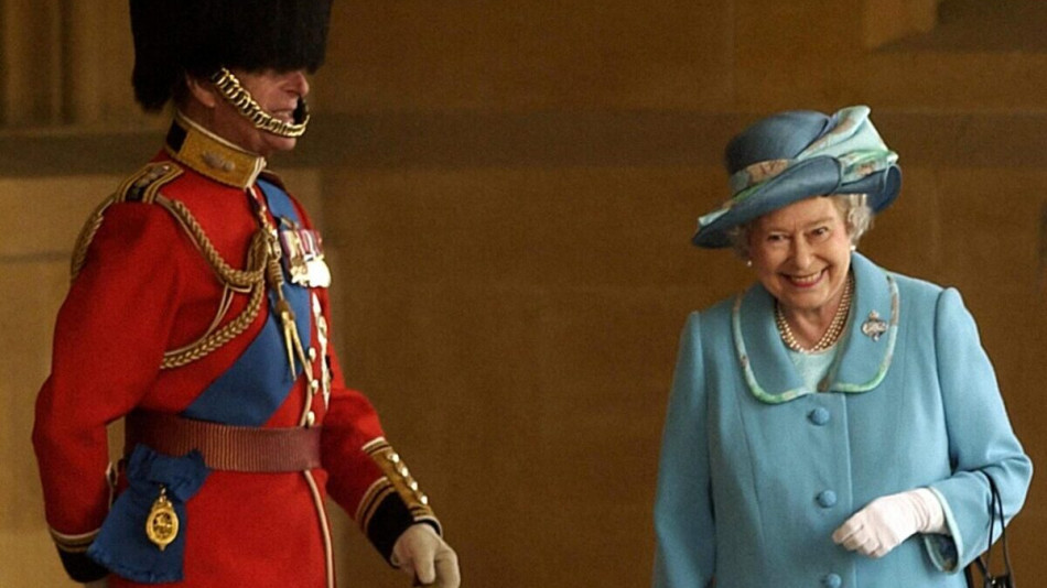 Нещо ужасно се крие зад най-култовата СНИМКА на Елизабет II и покойния принц Филип
