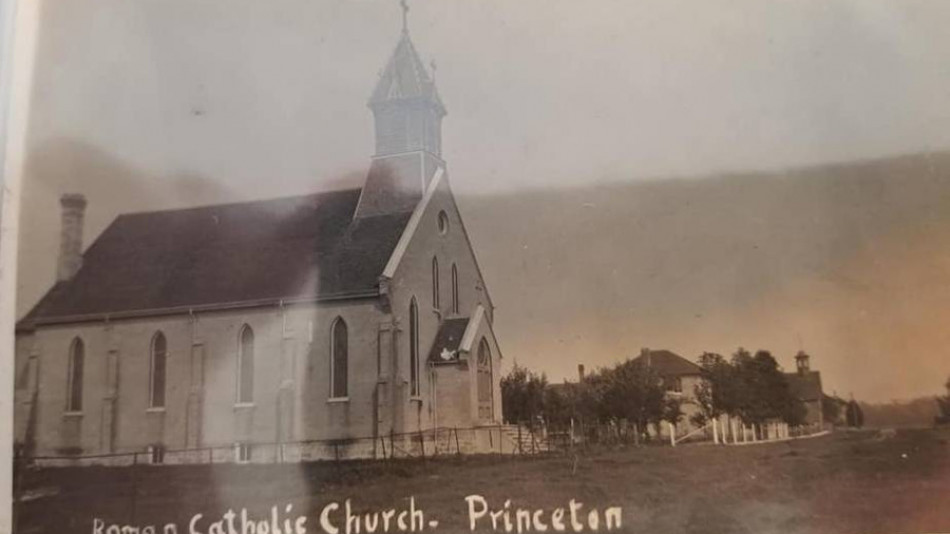 Дори енориашите бяха забравили за тази църква от 1888 г., а сега всички искат да я имат СНИМКИ