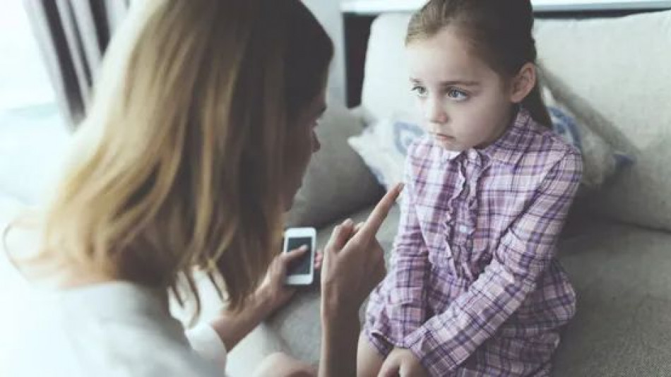 С шокиращ експеримент US учени установиха как строгото родителство влияе на детето