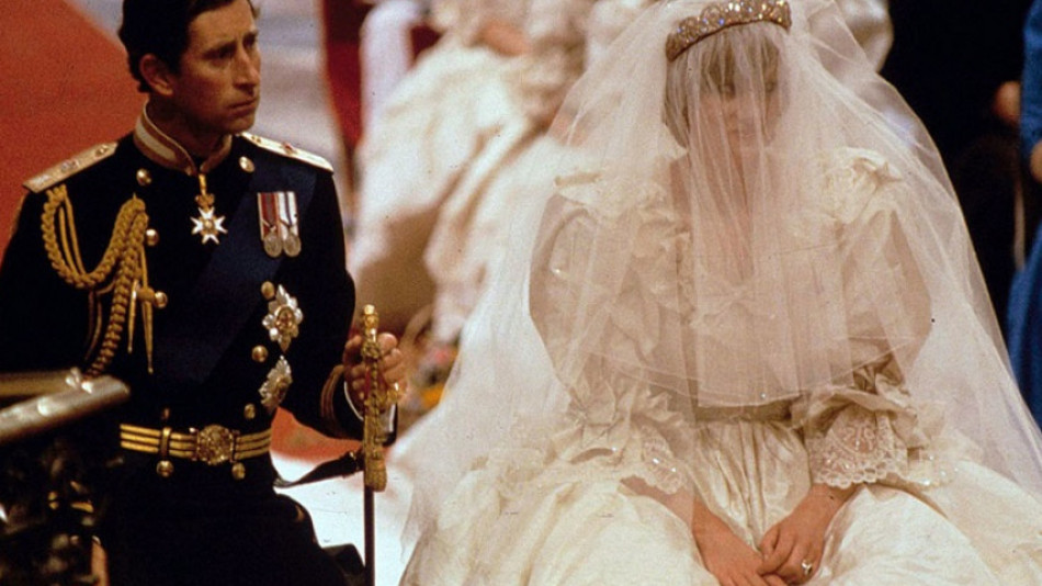 Пикантни разкрития за принцеса Даяна, сватбената й рокля и... СНИМКИ