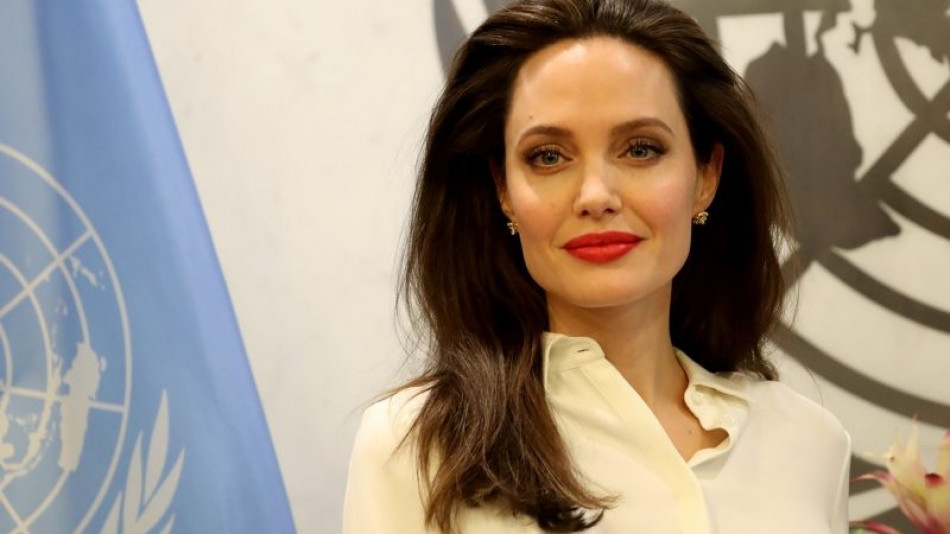 Изложи се: Анджелина Джоли изби рибата, хукна по улицата облечена в...