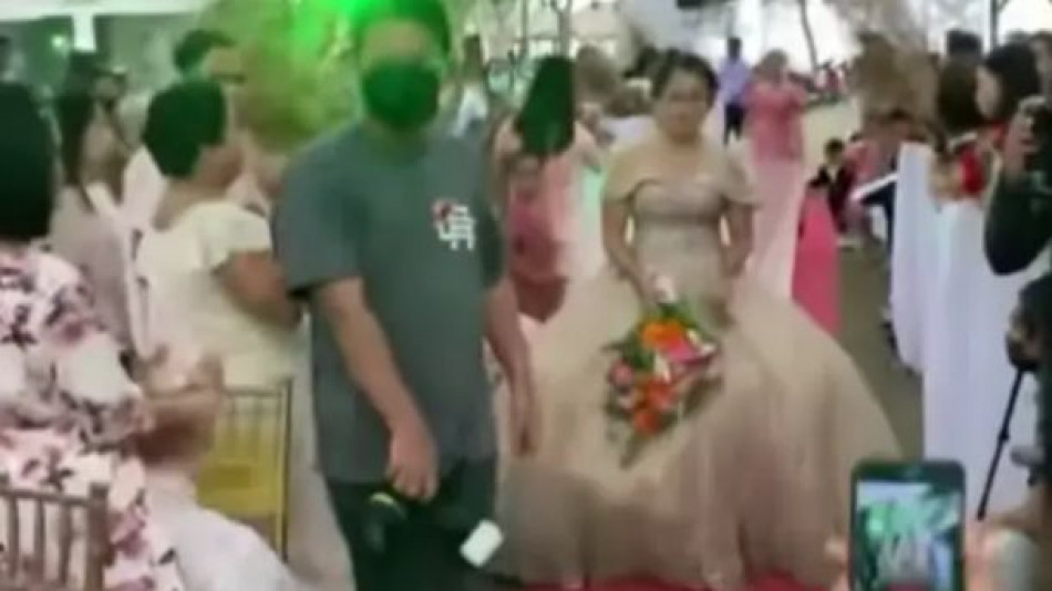 Непознат изскочи под роклята на булката насред церемонията, но вместо да отмени сватбата, младоженецът... ВИДЕО