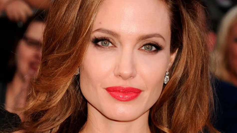 Анджелина Джоли се разходи без бельо по "Сънсет булевард" СНИМКИ