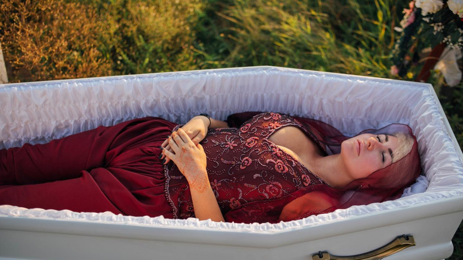 Защо ФБ се напълни със зловещи СНИМКИ на красиви украинки в ковчези