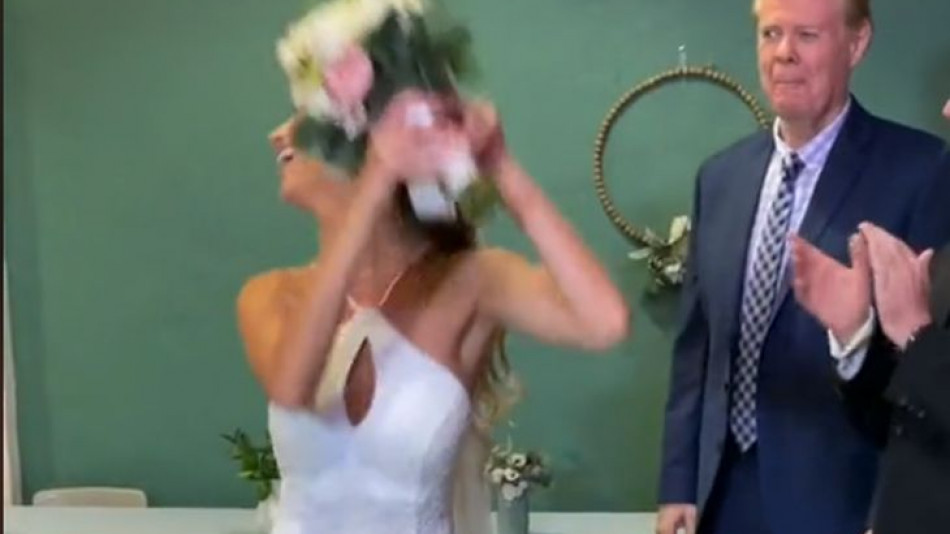 Момичета се наредиха за букета на сватба, последва нещо шокиращо ВИДЕО