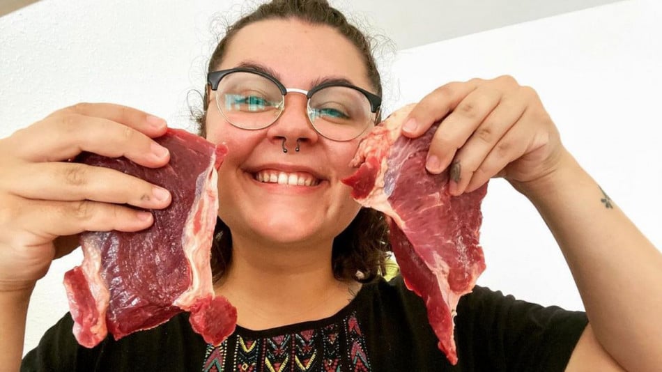 Млада жена яде сурово месо цяла година и ето какво я сполетя СНИМКИ