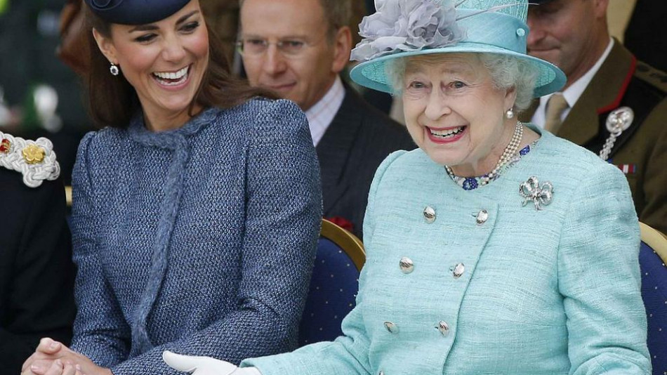 Елизабет II и Кейт смълчаха света с това, което направиха ВИДЕО