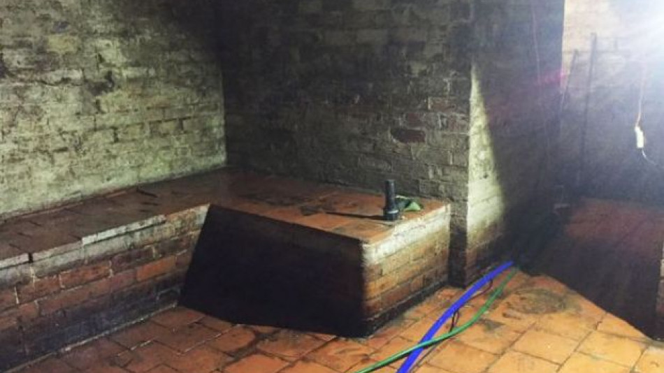 Съпрузи откриха тайни стълби под пода на дома си, а когато слязоха по тях... СНИМКИ