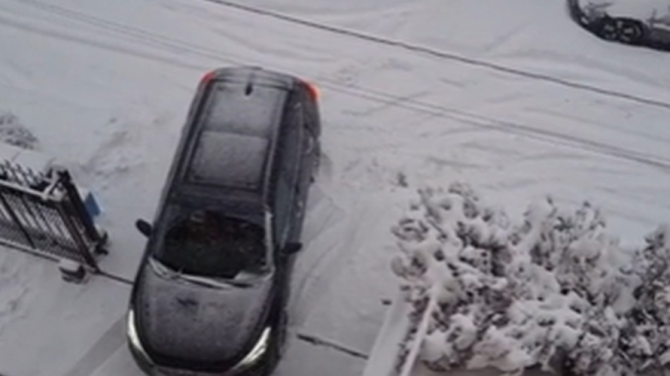 Смях: Мъж предизвика жена да паркират на снега в „Драгалевци“, последва култов момент ВИДЕО