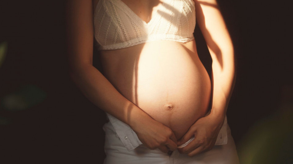 Защо се появява тъмна ивица на корема през бременността