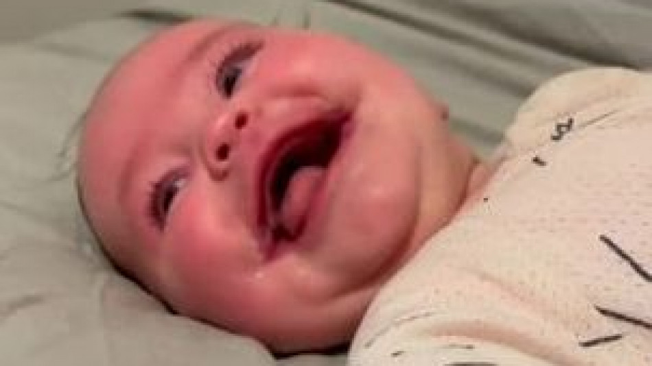 Това бебе не спира да се усмихва, причината е зловеща ВИДЕО