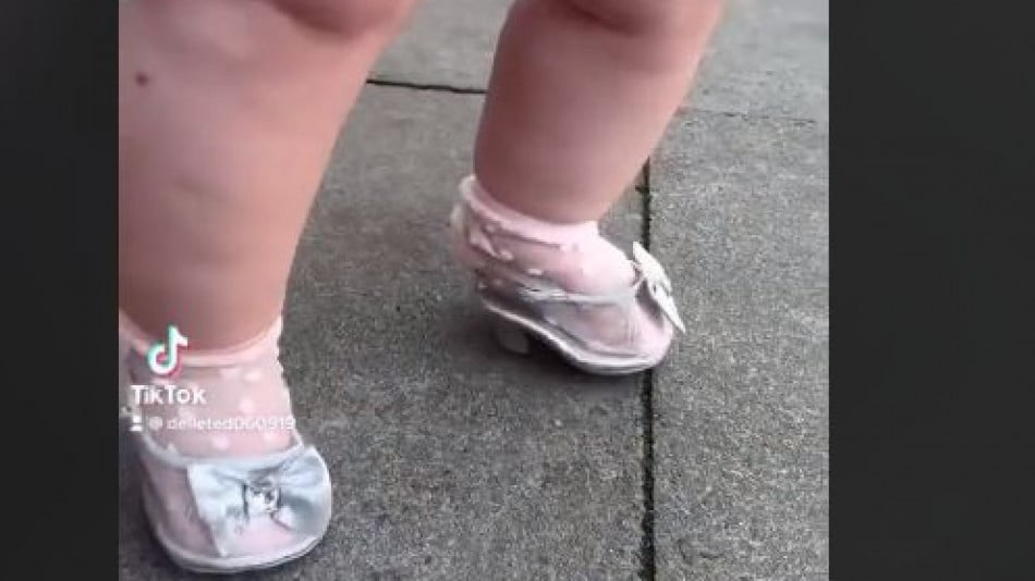 Майка купи обувки на бебето си, а мрежата я попиля, ето защо ВИДЕО