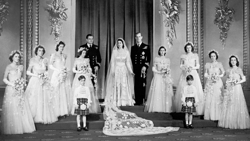 Сватбената рокля на Елизабет II крие тежко проклятие СНИМКИ