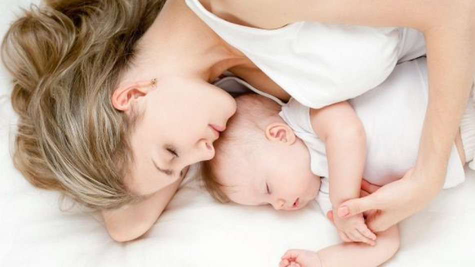 Млада майка легна да спи с новородената си дъщеричка, сега си скубе косите