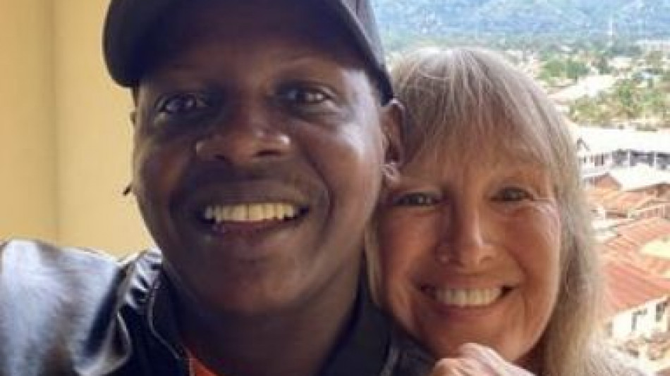 30-г. африканец предложи брак на 60-г. американка, тя го помисли за луд, а после... СНИМКИ