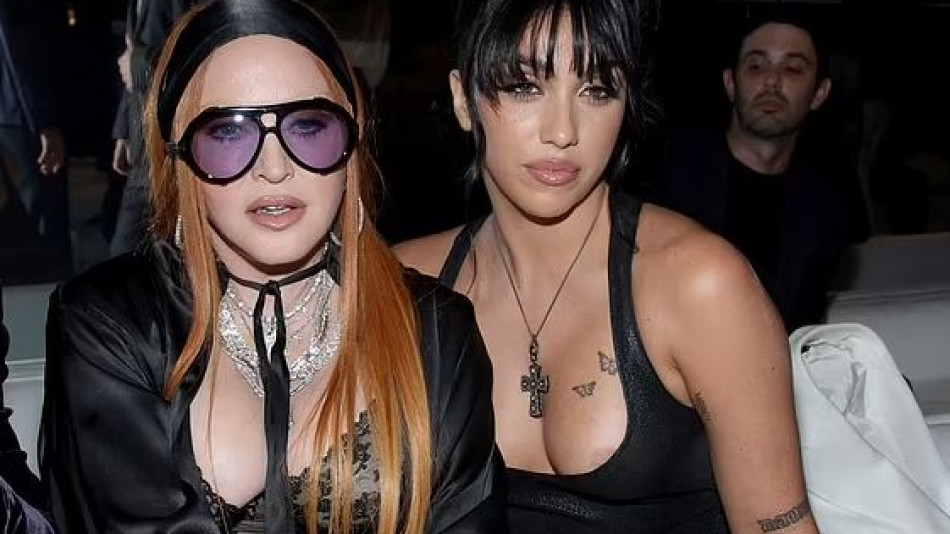 Щерката на Мадона скандализира с вулгарна гола рокля СНИМКИ 18+