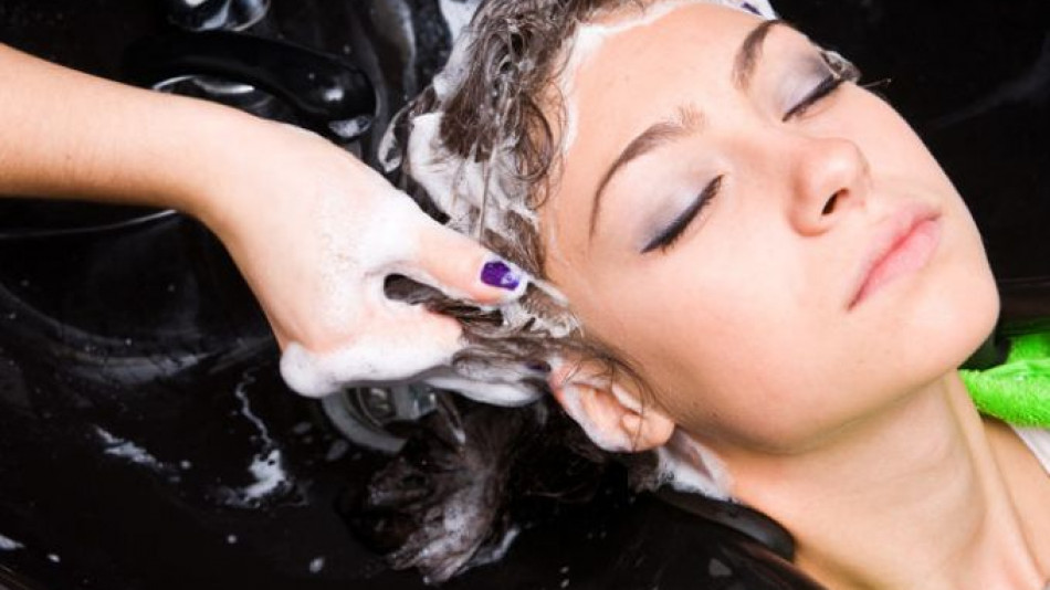 Фризьорка: Това са 5-те най-важни правила при миене на косата ВИДЕО