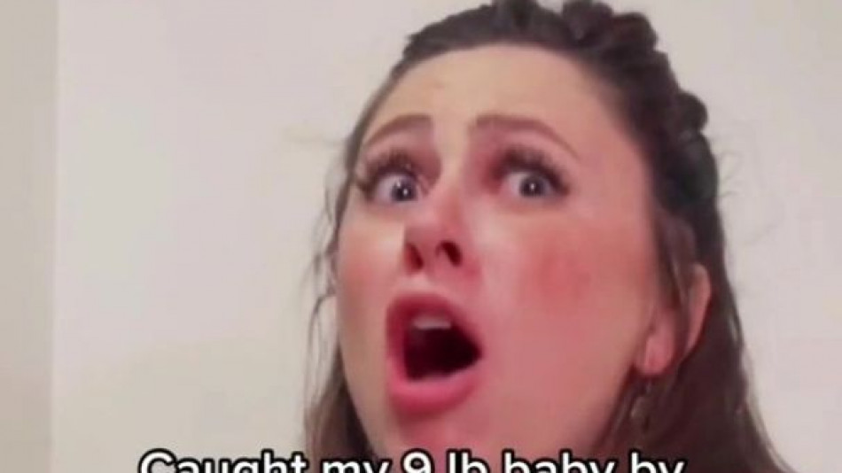 Многодетна майка роди в тоалетната, а когато погледна бебето... ВИДЕО