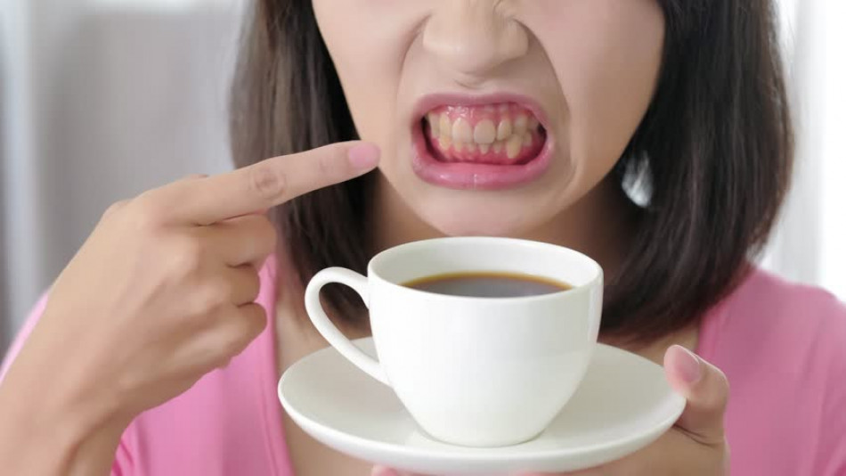 Зъболекар: Ето как да запазим белите си зъби, когато пием кафе