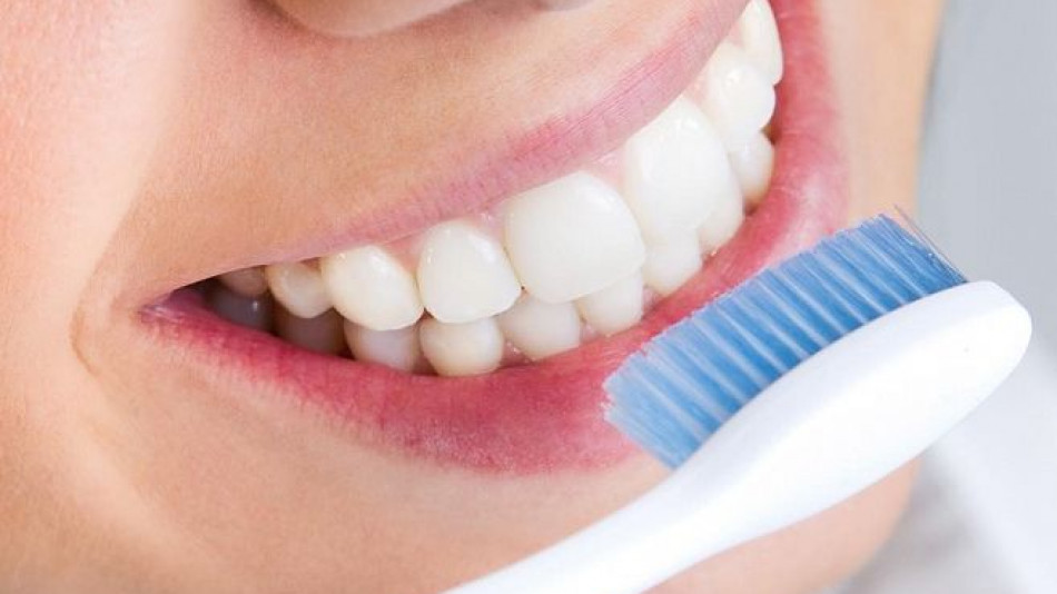 Стоматолози алармират: Миенето на зъбите под душа може да ви коства живота
