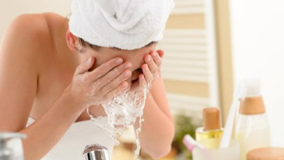 Всички допускаме тези грешки при миене, а те вредят на кожата на лицето