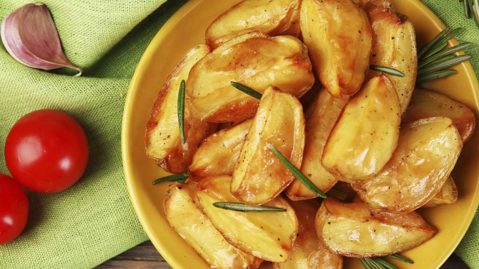 Свекърва ми разкри тайната на най-ароматните картофи по селски, уникална вкусотия