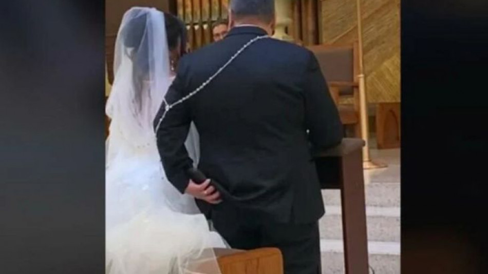 Всички се шокираха от това, което държи младоженец в ръката по време на сватбата си