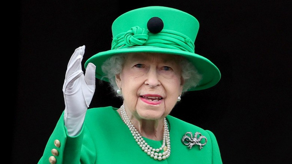 Мистерията падна: Ето кой накара кралица Елизабет II да излезе на балкона на Бъкингамския дворец за последен път СНИМКИ