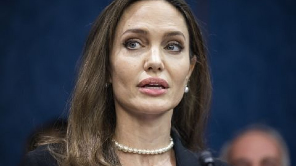 Плашещо: Анджелина Джоли засечена с треперещи ръце и суха коса