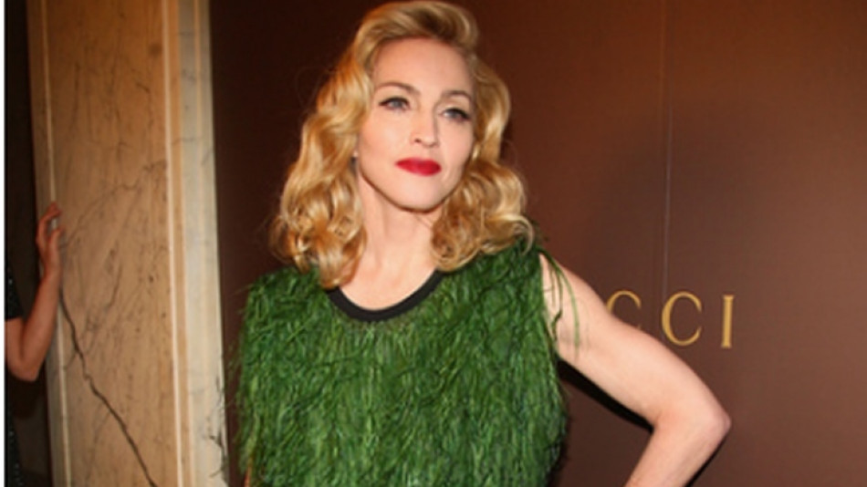Мадона лъсна в шокиращо ВИДЕО след болницата