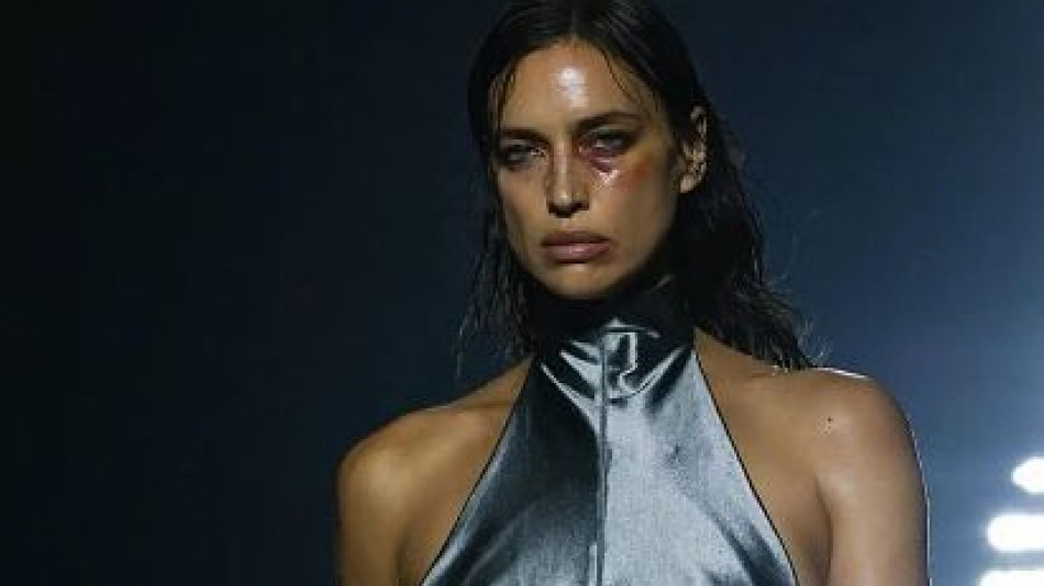 С насинено око и разбит нос: Ирина Шейк потресе с визия на модния подиум ВИДЕО