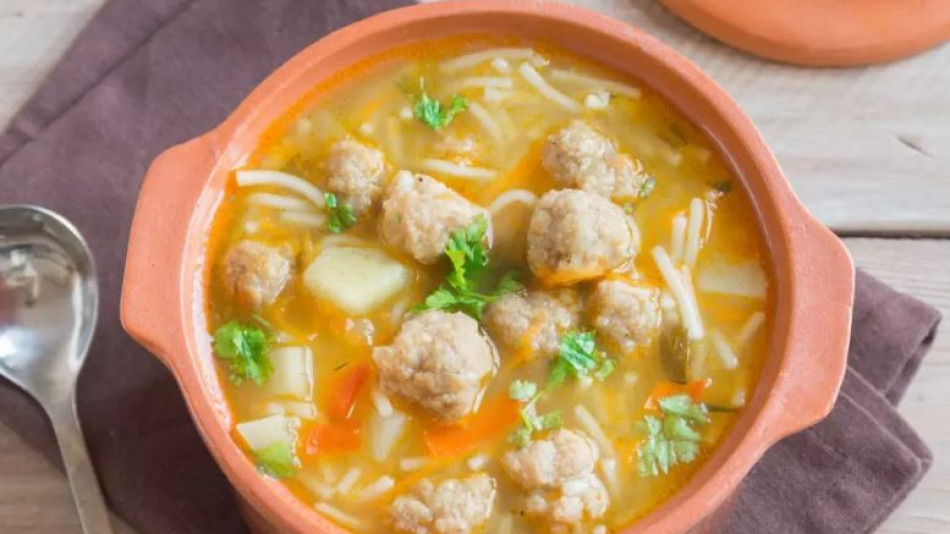 Уникална супа топчета по турски – няма наяждане с нея!