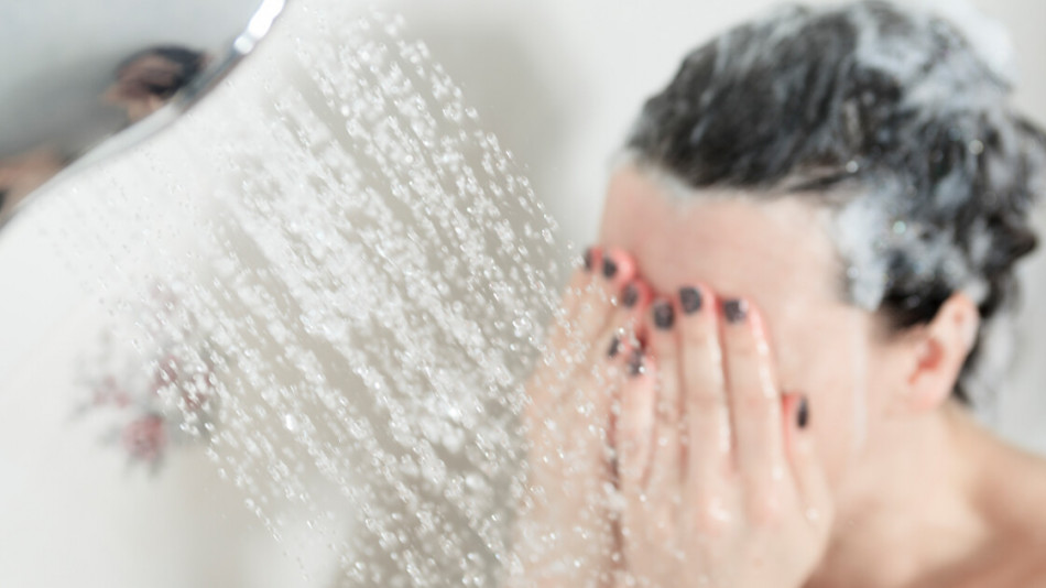 Съпруг сложи скрита камера в банята и узна неочаквани неща за жена си